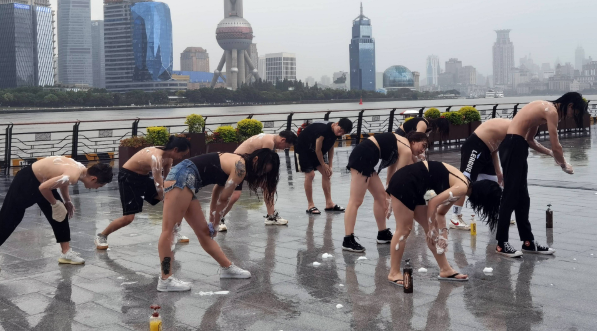 上海街头奇观：数十位市民冲进暴雨中搓澡！市民为何会做出如此之举？