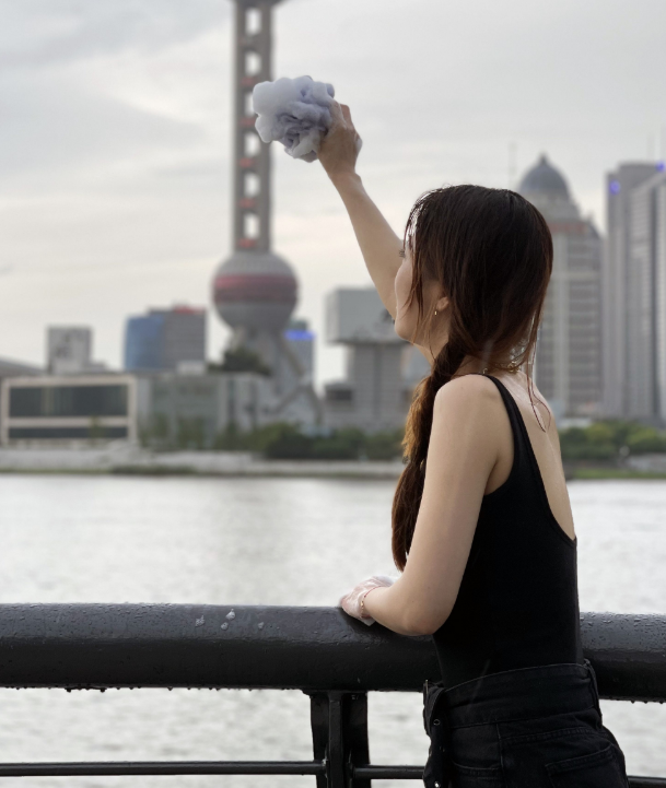 上海街头奇观：数十位市民冲进暴雨中搓澡！市民为何会做出如此之举？