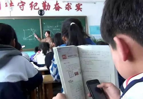 陕西一名高中老师3年没收108部手机，学生们能理解老师的行为吗？