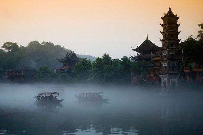 空里流霜不觉飞，汀上白沙看不见的意思