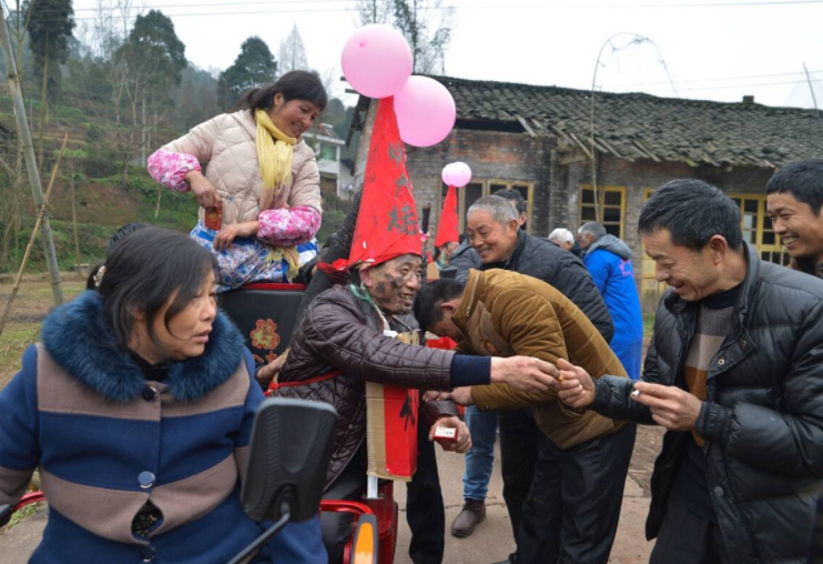 代表建议尽早取缔农村恶搞式婚闹，农村的恶俗婚闹是如何衍生出来的？