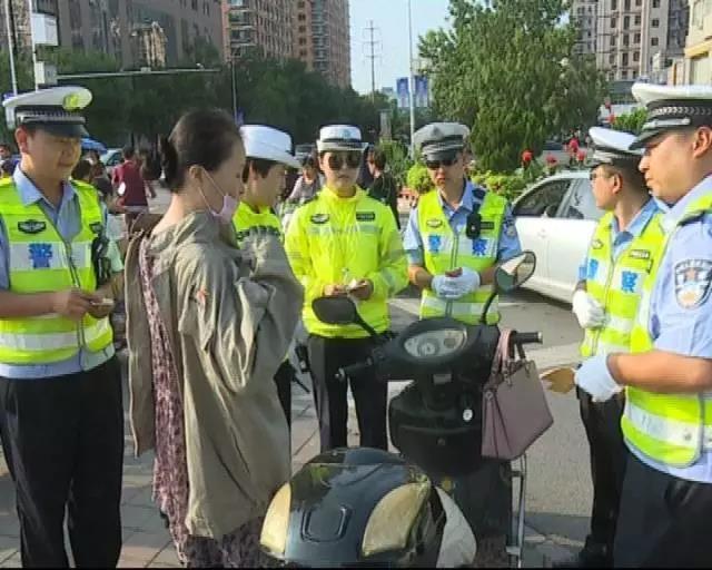 河北一消防员出警时遇外国人，在线求助女友帮忙，对此你有何感触？