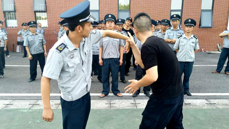 男子欲捐百万却被拦，反手捐给另一所学校！这些钱对学校来说有什么作用呢？