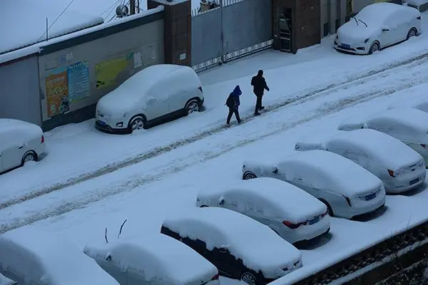 内蒙古下暴雪，天空现“雷打雪”奇观，造成此现象的原因是什么？