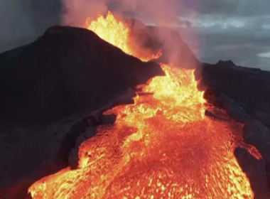 印尼塞梅鲁发生火山喷发，火山喷发形成的原因是什么？