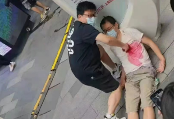 上海男子当街cos酷似被人捅伤，已被警方批评教育，造成了哪些恶劣影响？