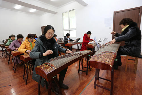 妈妈上老年大学，却遭女儿同款说教，这就是传说中的风水轮流转吗？