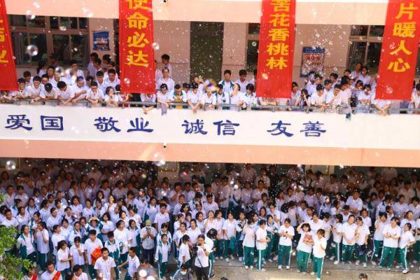 高三学生集体喊楼太热血了，为何听着听着让人泪目？