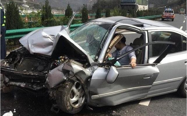 交警认定郑州女大学生车祸系货车全责，平台是否需要承担一定的责任？