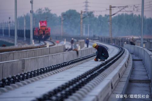 兰新铁路发生列车撞人事故，导致9名施工人员死亡，谁来为他们的死负责？