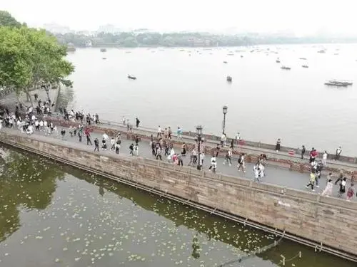 人山人海不见了，中秋小长假西湖游客稀疏，疫情对旅游业造成了什么影响？