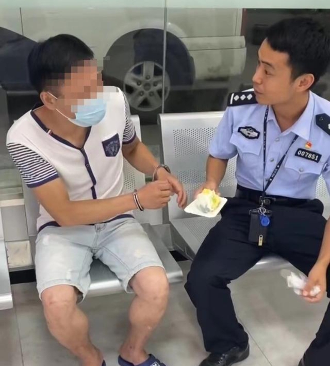 湖南一办案民警和嫌犯同天生日与其分享蛋糕，你对这一幕有何感触？