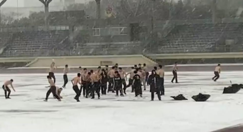 高校男生光膀子打雪仗，南方人第一次看见雪都有哪些反应？