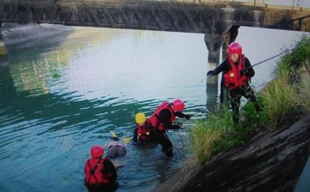 上海4人下海游玩出意外1人施救未果，5人均被海浪卷走，此事谁来担责？