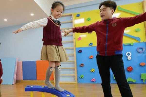 幼儿园猛男幼师回应跳舞走红，都表达了什么？