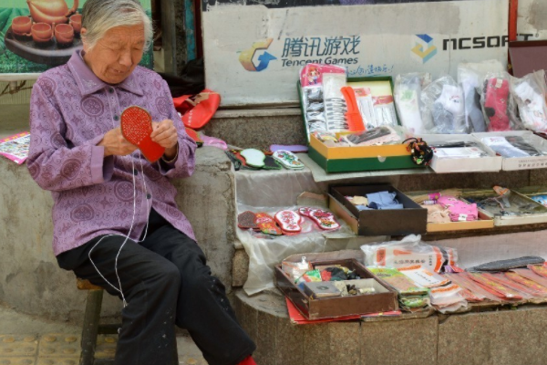 “地摊经济”重现江湖，这把人间烟火的背后，你究竟看到了什么？