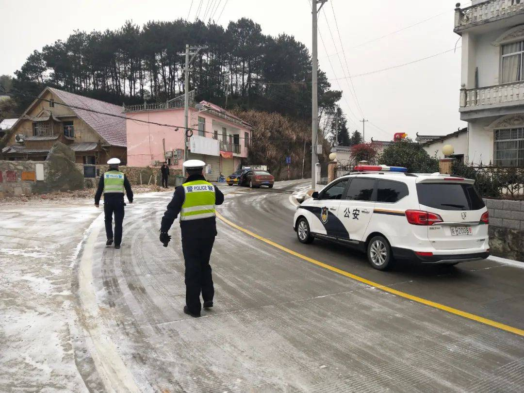 安徽太湖县一皮卡坠崖，12名除草农妇遇难，司机是否涉嫌违法驾驶？