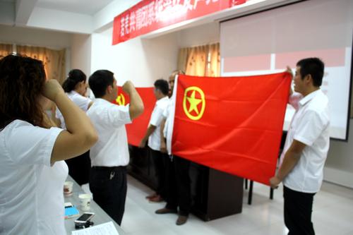 党旗和团旗同时使用时，团旗应挂在面向的左方，党旗应挂在右方。（对不对）