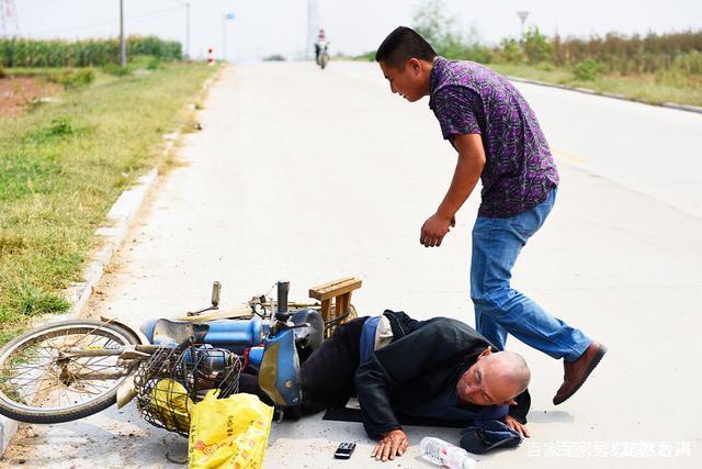 扶老人反被讹，事后有监控证明自己清白，能否起诉老人敲诈勒索呢？