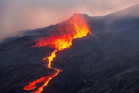 菲火山喷熔岩喷泉壮观吗？