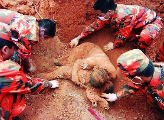 汶川大地震死尸怎么处理的啊