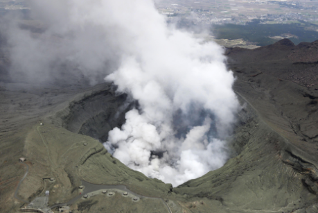 日本熊本县阿苏山发生火山喷发，导致火山喷发的因素有哪些？