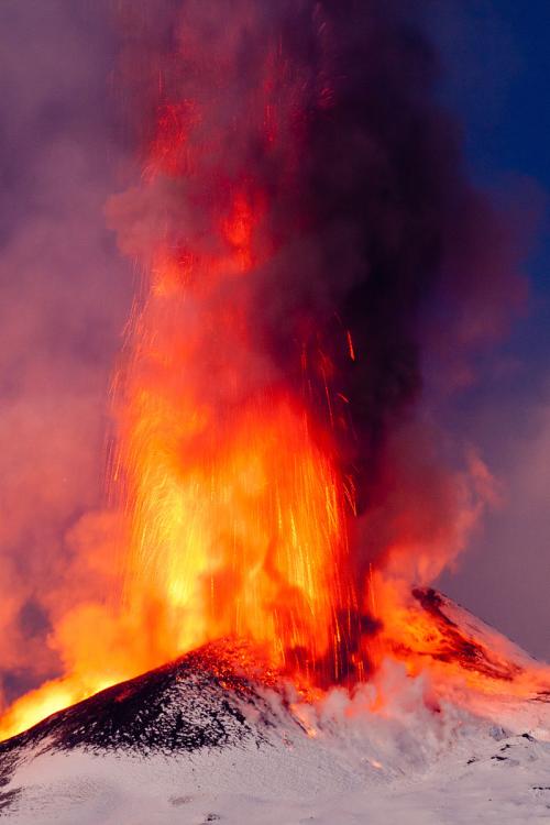 菲火山喷熔岩喷泉壮观吗？