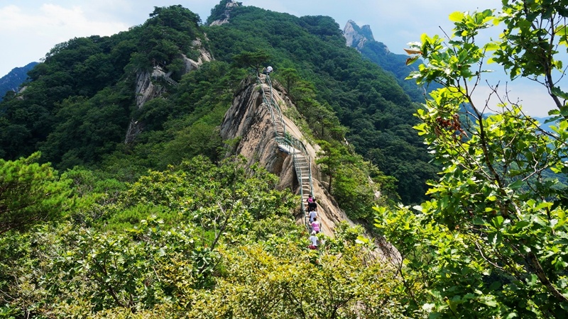 丹东凤凰山玻璃栈道需要爬山还是有上山索道