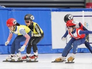 一名8岁女孩短道速滑摔倒勇追夺冠引发热议，网友对她有何评价？