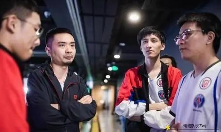 如何看待4月8日知名dota2选手张宁 小8和单车老师不和？