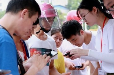 广州穿浴袍跳楼女子发声:还是在校大学生！她当时究竟为何想不开？